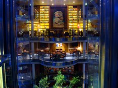 Celebrity Solstice. Atrium. Foyer. Library. Card Room Tom Mascaro  Flickr  25/janeiro/2009